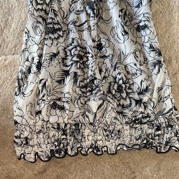 Maurices Black and White Floral Top with beaded neckline size small - Picture 4 of 6